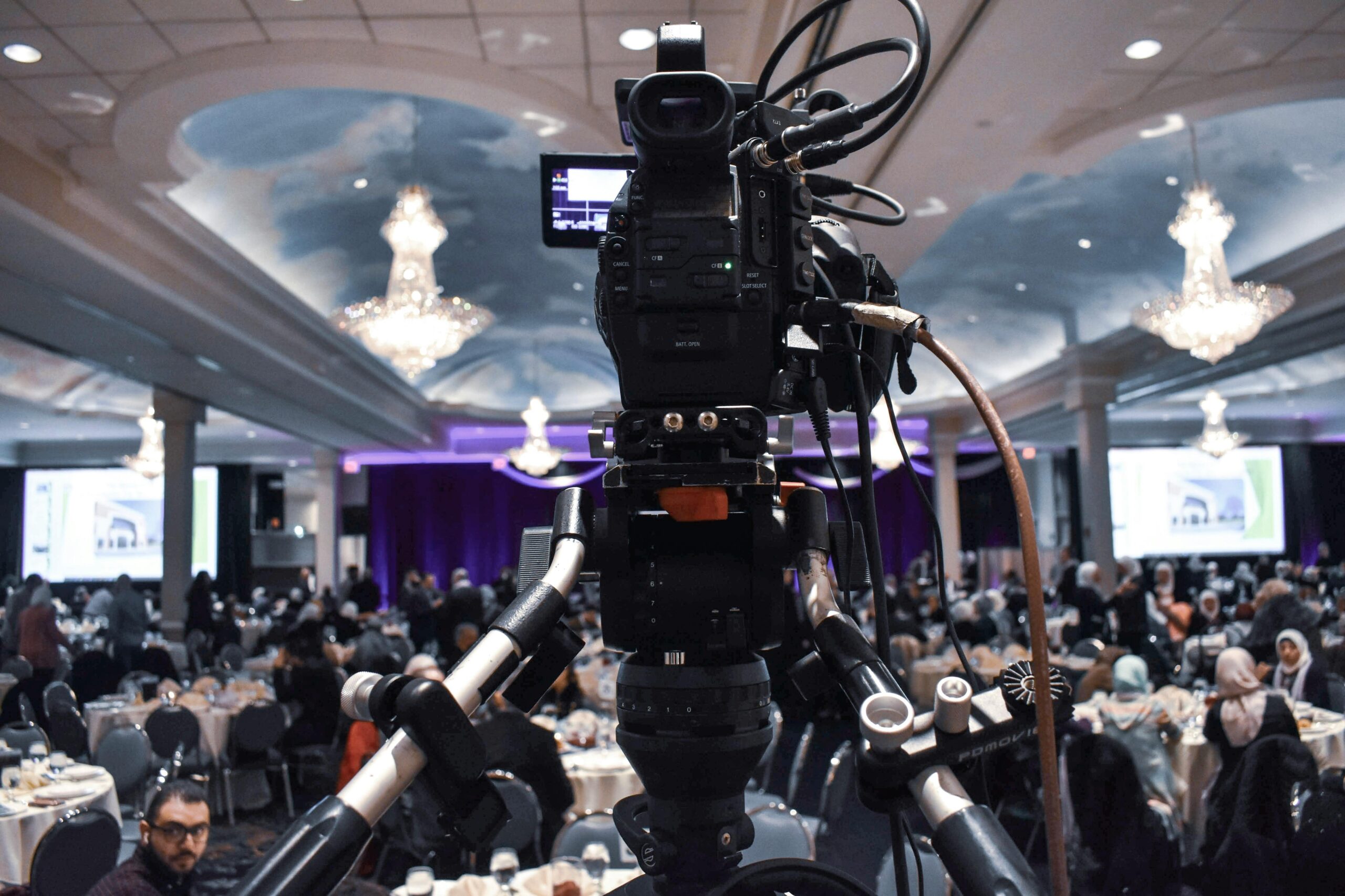 Camera video filming convention - Photo by Eduardo Romero - pexels-eduardo-romero-817034-3649407